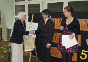 Dyrektor szkoły Jolanta Swiryd wręcza nagrodę finaliście Konkursu w obecności jurora Konkursu dr Anny Kapuścińskiej